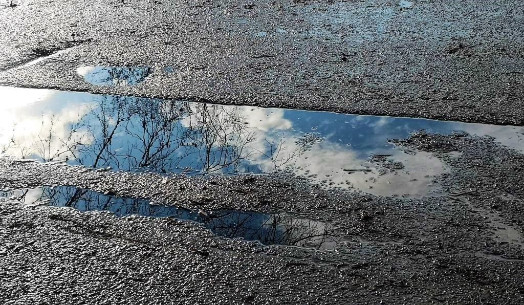 Nella crepa si insinua il blu