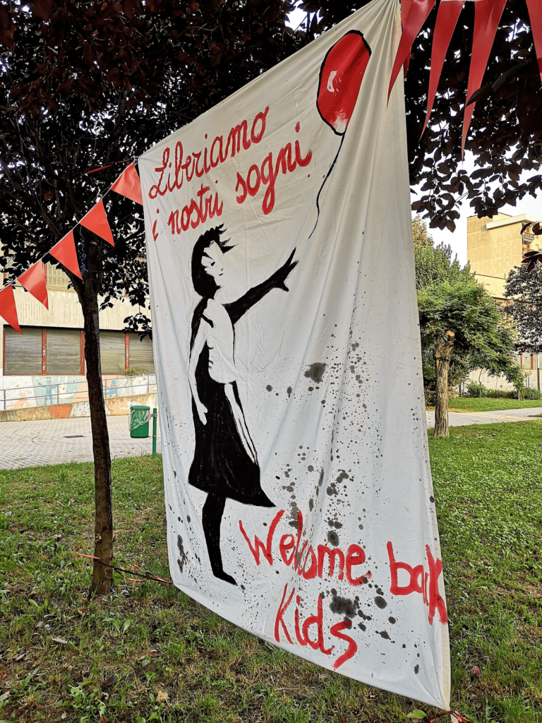 Liberiamo i nostri sogni: la bambina di Banski libera un palloncino rosso in aria. Lenzuolo liberamente prodotto da maestra Marzia
