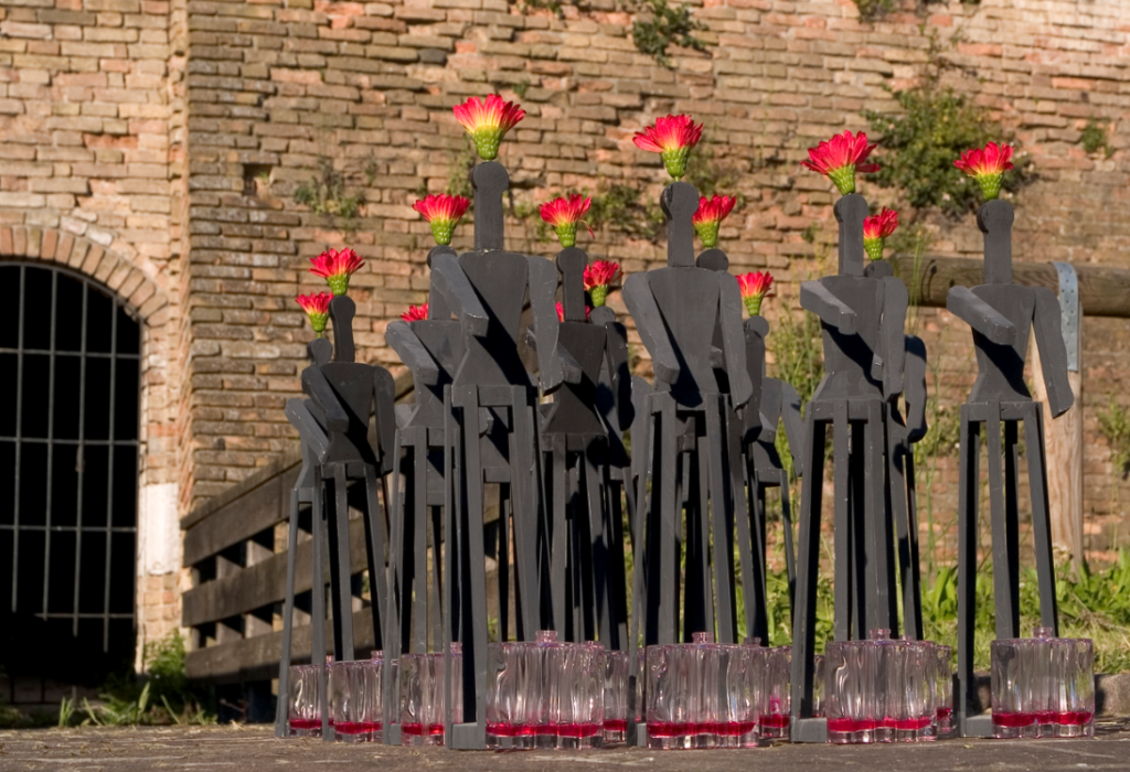 Esercito di soldatini con fiori in testa