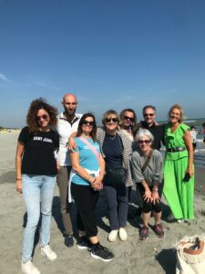 i prof. accompagnatori in spiaggia